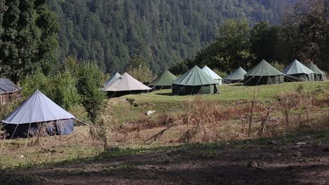 Tiendas-De-Campaña-Colocadas-Debajo-Del-Campamento-Avanzado-Para-Que-Los-Excursionistas-Pasen-La-Noche-Para-La-Preparación-Y-Relajación-Del-Día-De-La-Cumbre