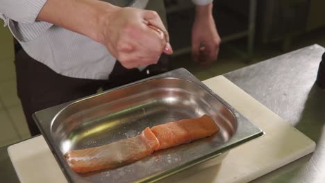 el chef está preparando salmón.