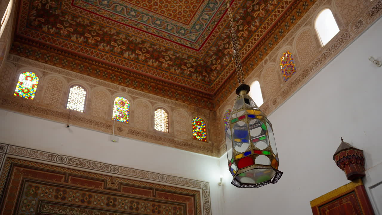 Soffitto di palazzo marocchino con lanterna pendente e ricchi dettagli islamici, inquadratura dal basso