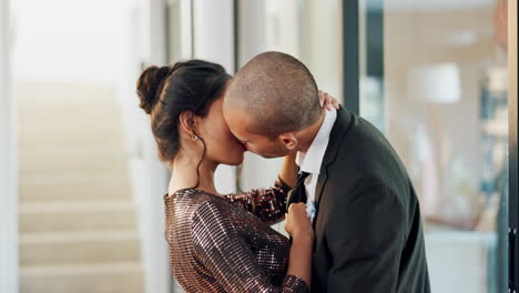 una pareja besándose.