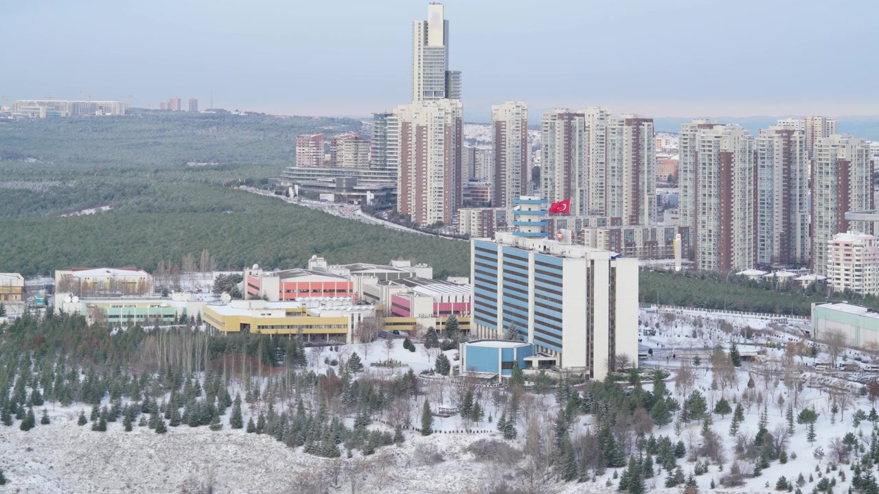 Veduta aerea di un paesaggio urbano moderno coperto dalla neve invernale