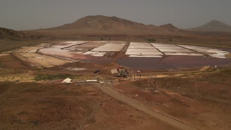 Las-Montañas-Revelaron-Salinas-Sobre-La-Isla-De-Sal-En-Cabo-Verde,-África