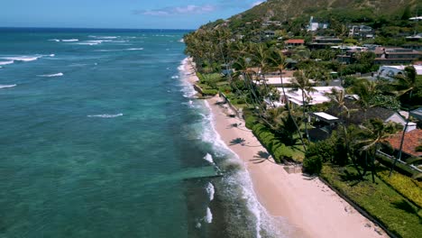 Oceanfront-Houses-And-Palm-Trees-At-Cromwell's-Beach-In-Kahala,-Oahu,-Hawaii