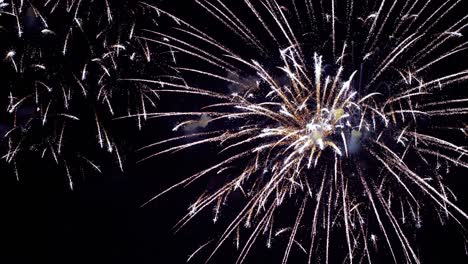 Buntes-Feuerwerk-Explodiert-Am-Nachthimmel.-Feiern-Und-Events-In-Leuchtenden-Farben.