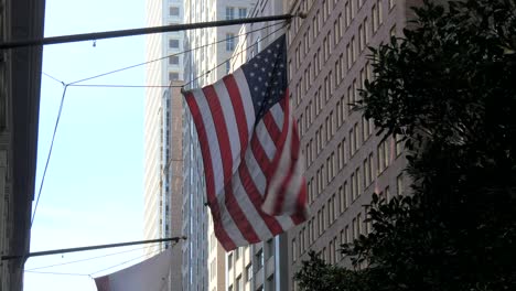 flaga usa powiewająca w centrum san francisco