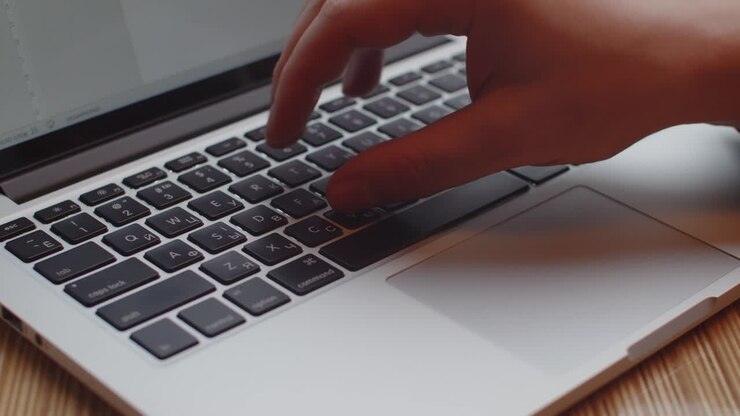 Arbeit am Laptop mit der Tastatur ausführen.