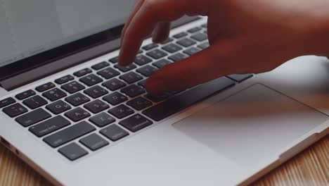 realizar trabajos utilizando el teclado de un portátil