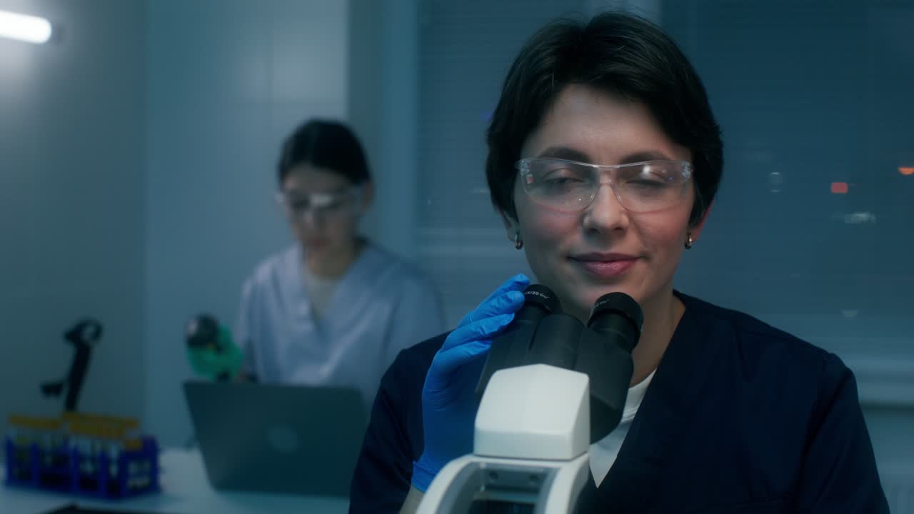 científicas en un laboratorio