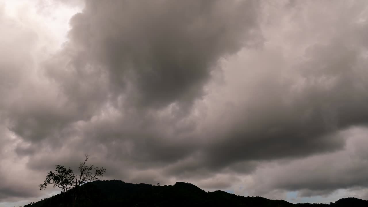 b 롤 타임스: 비가 오는 날씨에 하늘과 검은 구름, 천둥이 부는 날씨, 여름 비가 내리는 날씨, 지구 온난화 효과, 검은 천둥, 드라마틱한 4k 타임 스