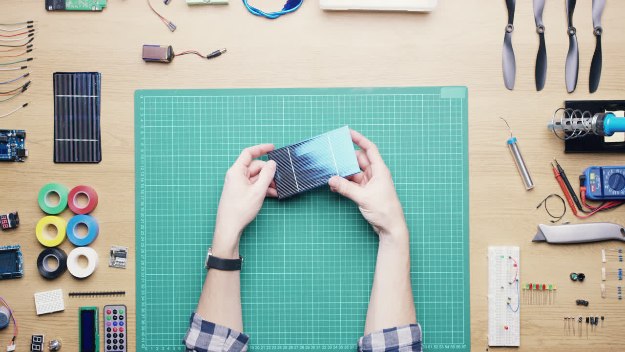 vista superior técnico hombre sosteniendo paneles solares concepto de energía verde desde arriba - dragón épico rojo