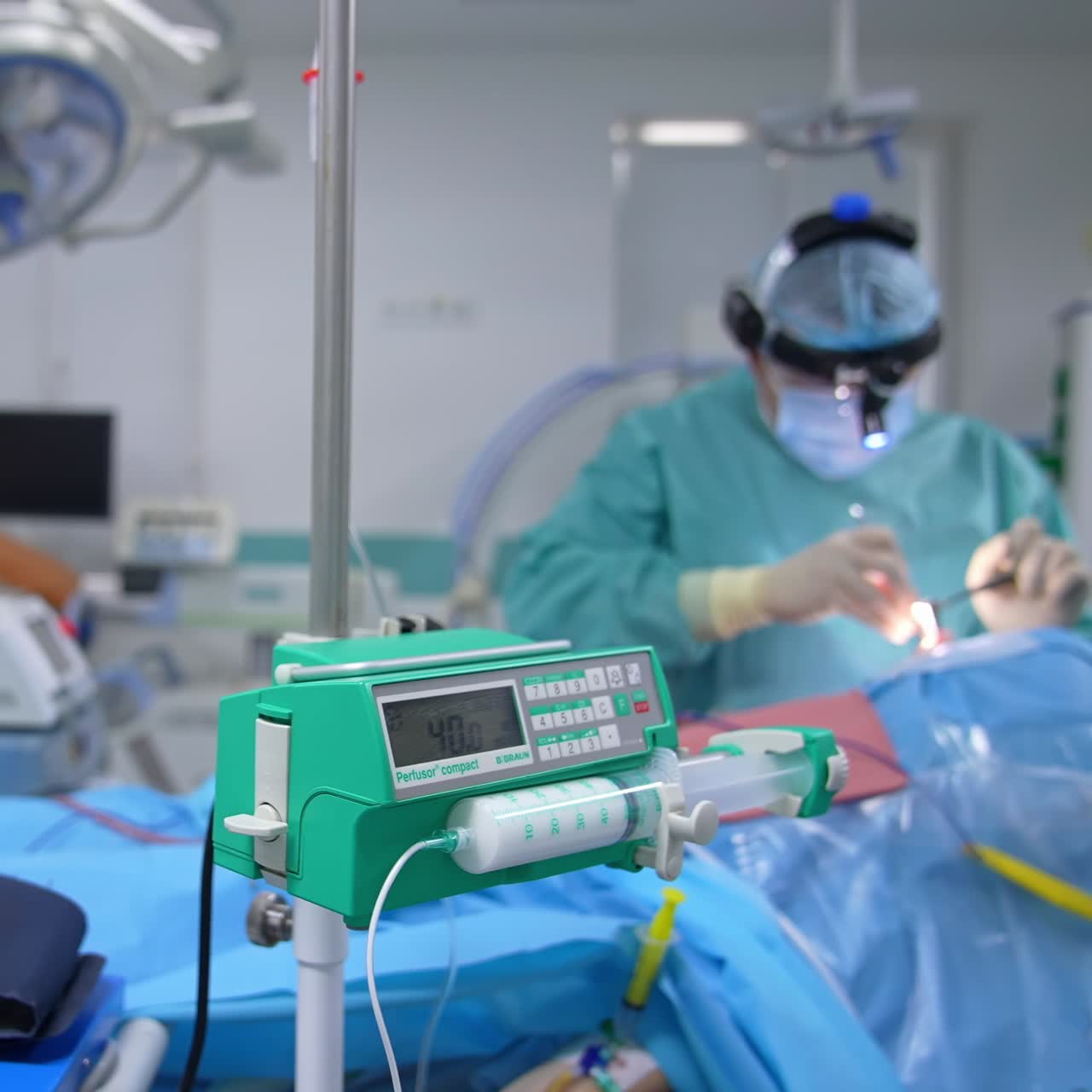 Moderne apparecchiature mediche su sfondo sfocato di un intervento chirurgico. Dispositivo speciale che mostra le condizioni del paziente durante l'operazione. Concetto di assistenza sanitaria.