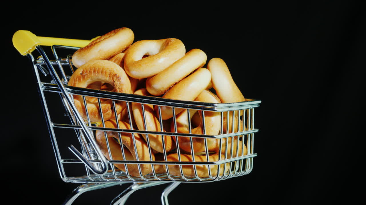Piccoli Bagel In Un Carrello Della Spesa In Miniatura Video 4k