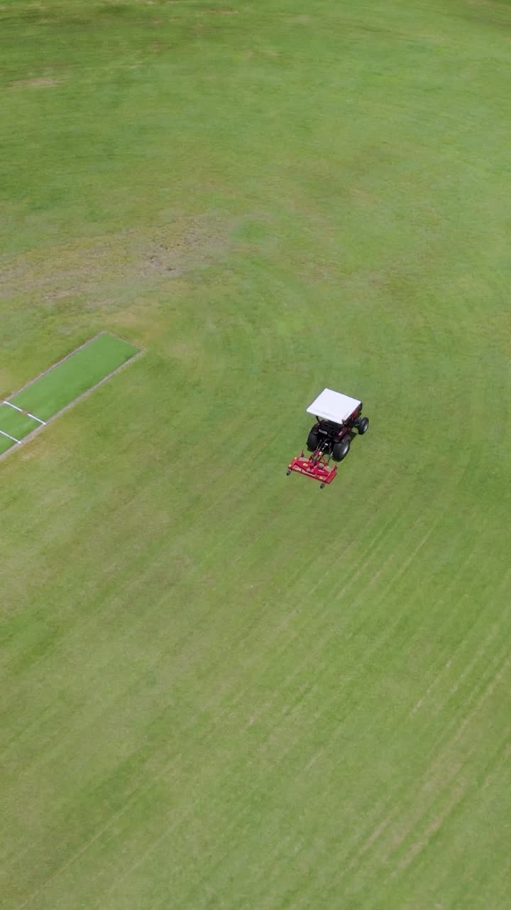 스포츠 경기장 에서 잔디 를 는 트랙터