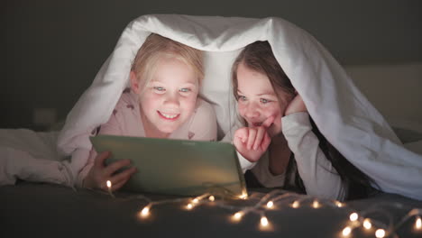 Nacht,-Bett-Und-Mädchen-Mit-Einem-Tablet