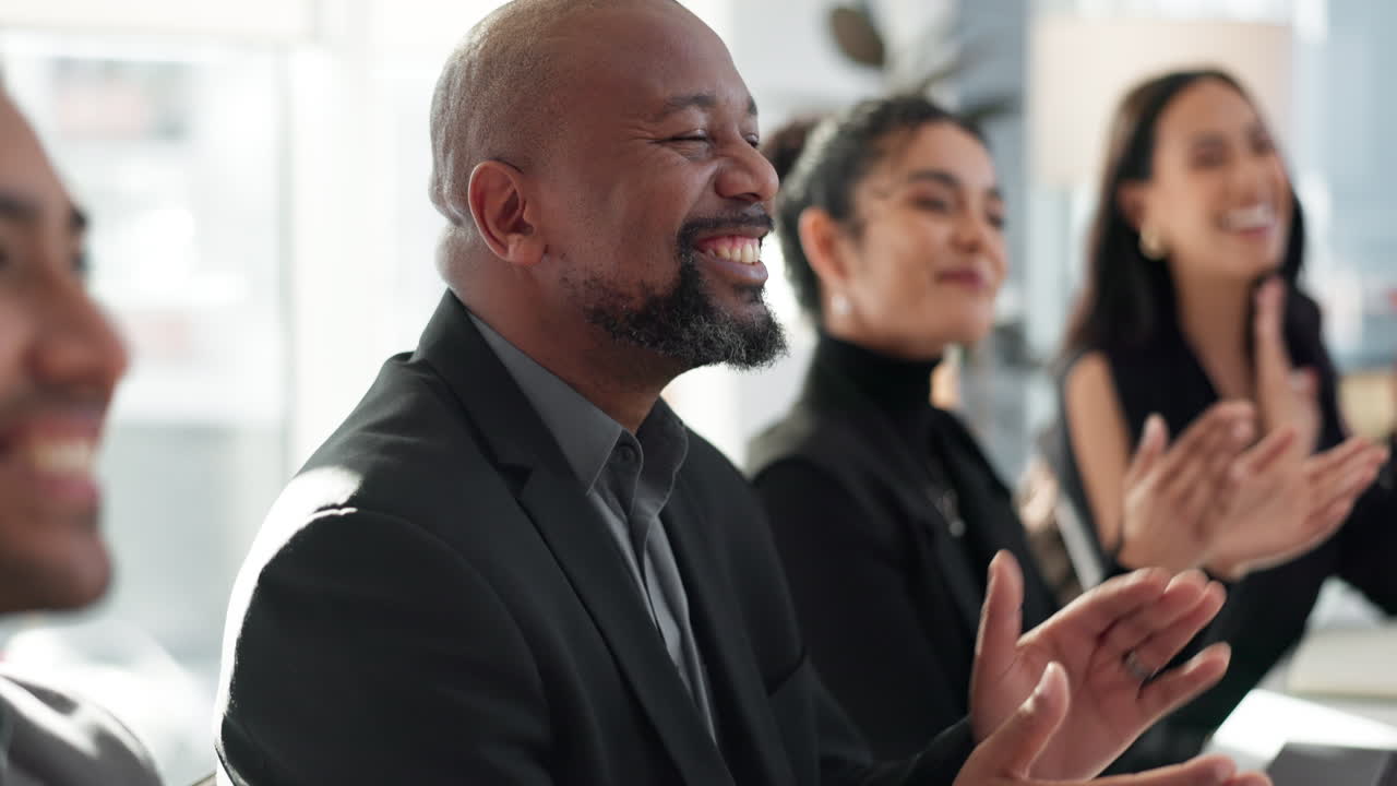 reunión, gente de negocios y aplausos por el éxito