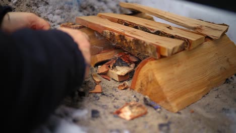 encender un fuego con pedernal de magnesio en invierno en bosques en lemmenlaakso, finlandia