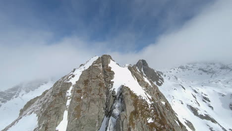 drone volando sobre la cima de la montaña de los pirineos, andorra