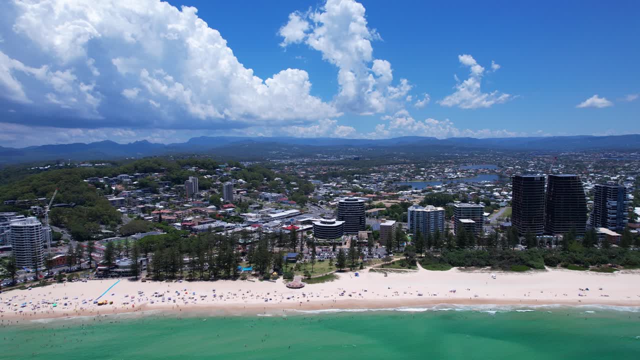 Vista aerea di una città costiera con grattacieli a Gold Coast, Queensland, Australia