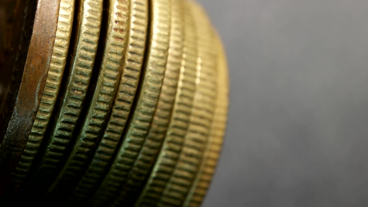 primer plano de monedas muy antiguas