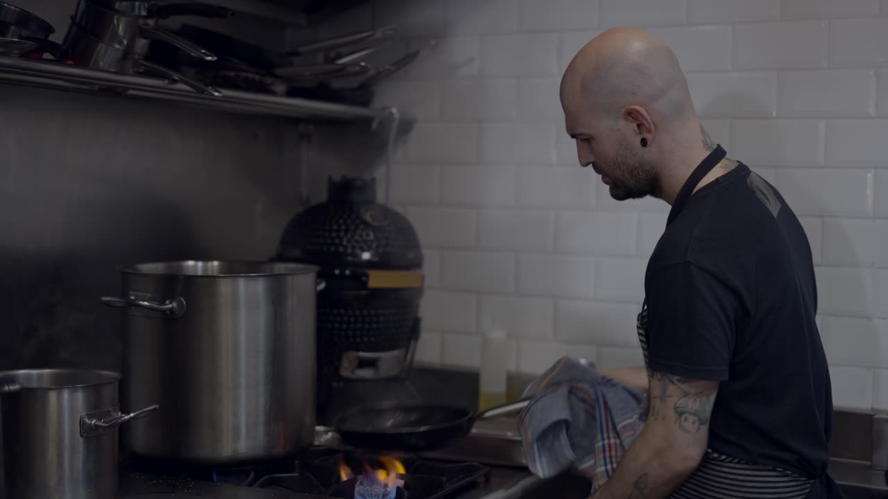 chef cocinando en la cocina de un restaurante