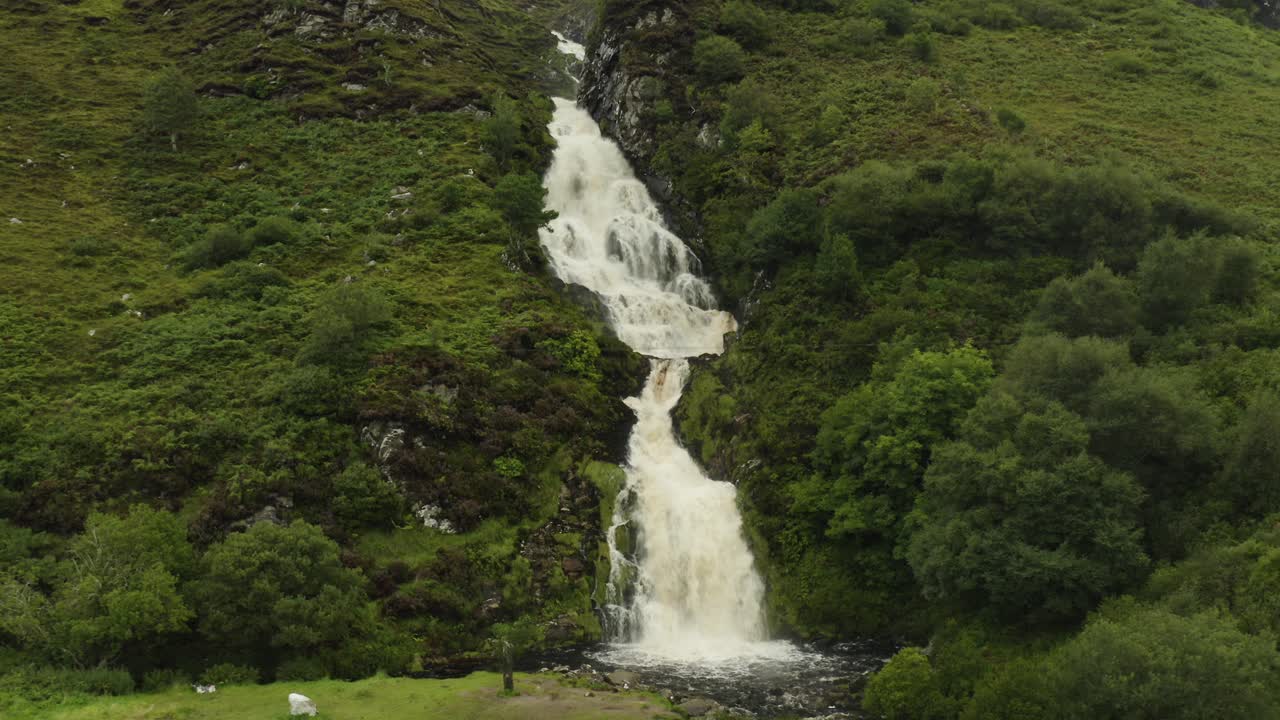 disparo aéreo de una hermosa cascada en un paisaje remoto, irlanda