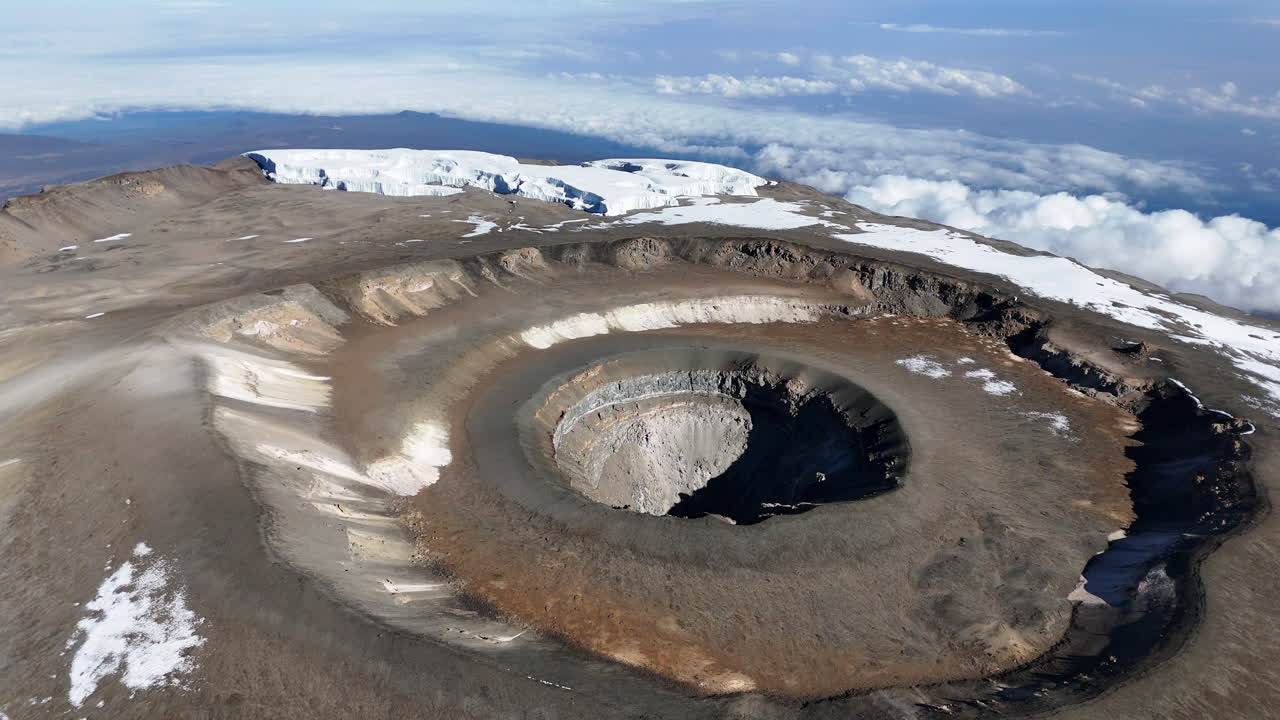 키리만자로 산의 우루루 피크와 그 아래의 화산 분화구의 드론 촬영.