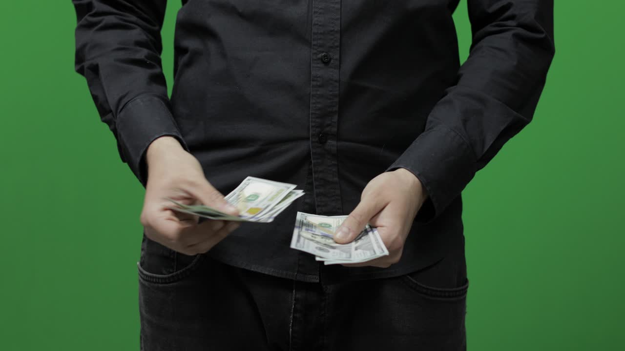 돈을 세는 크로마 키: 돈을 현금으로 얻고 지불 개념을 받으십시오.