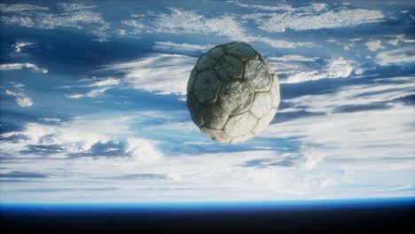 vieja pelota de fútbol en el espacio en órbita terrestre