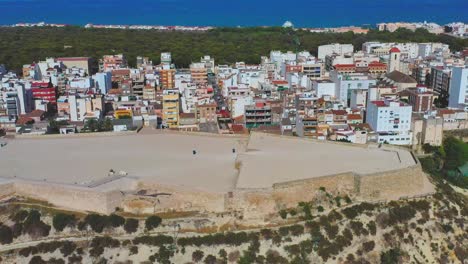 Toma-Aérea-Brillante-Y-Soleada-Del-Castillo-En