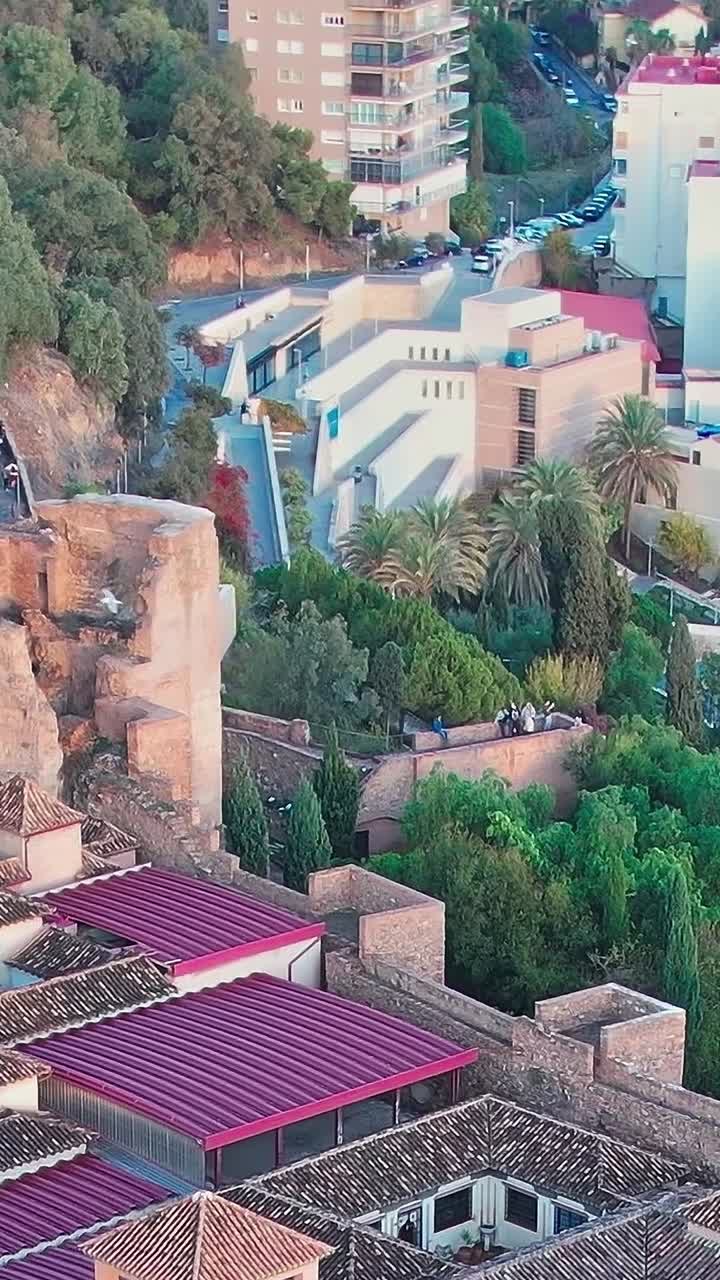 I turisti visitano la storica fortezza Alcazaba a Malaga, in Spagna, durante il tramonto
