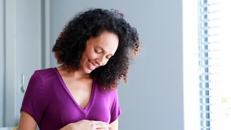 Arzt-Misst-Den-Bauch-Einer-Schwangeren-Frau-Auf-Der-Station