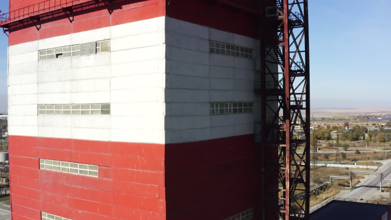 torre industrial con rayas rojas y blancas