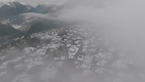 Suiza-Niebla-Y-Nubes:-Vista-De-La-Famosa-Estación-De-Esquí-Alpino-Invierno-Alpes-Suizos,-Nieve-En-Las-Laderas-De-Las-Montañas