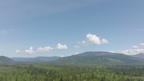 Langsamer-Vorstoß-In-Richtung-Ausläufer-Und-Berge-In-Bellingham,-Washington-An-Einem-Wunderschönen-Tag-Mit-Blauem-Himmel