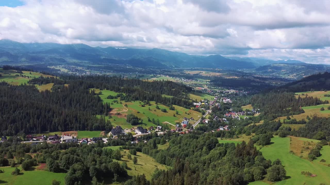 vista aérea del hermoso paisaje de montaña zakopane, montañas tatra, polonia