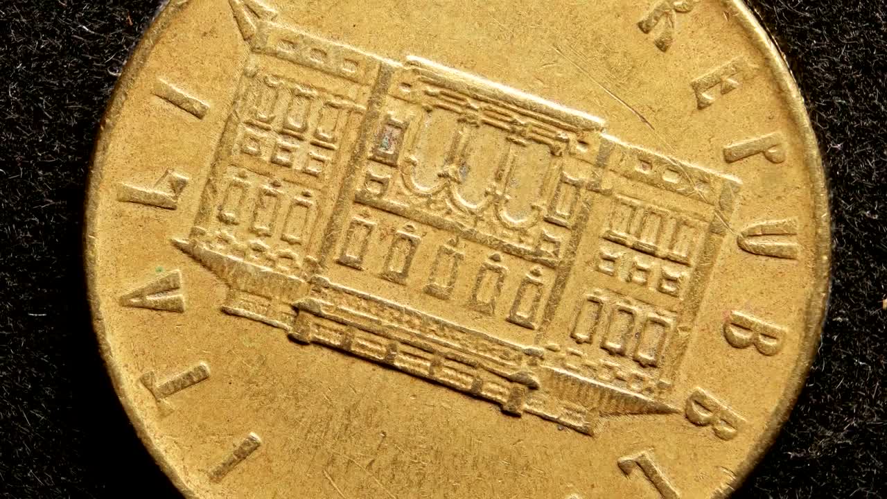 매우 오래된 동전의 근접 사진