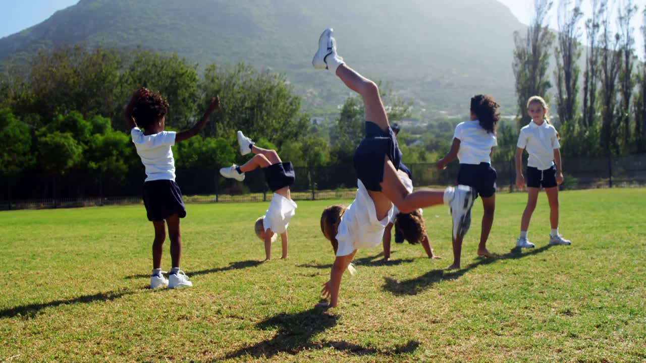 경주 도중 카트  ⁇  을 하는 어린이 들
