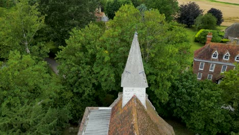 Un-Tiro-De-Empuje-Hacia-El-Campanario-De-La-Iglesia-De-Todos-Los-Santos-En-West-Stourmouth