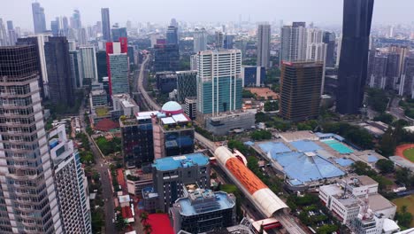 Parada-De-Autobús-De-Gor-Sumantri-Cerca-Del-Edificio-De-La-Dirección-General-De-Inmigración-Y-Del-Centro-Deportivo-Sumantri-Kuningan-En-Yakarta,-Indonesia