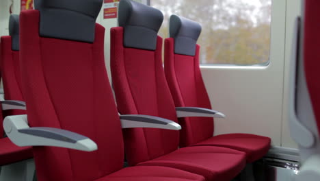 sillas rojas en el tren