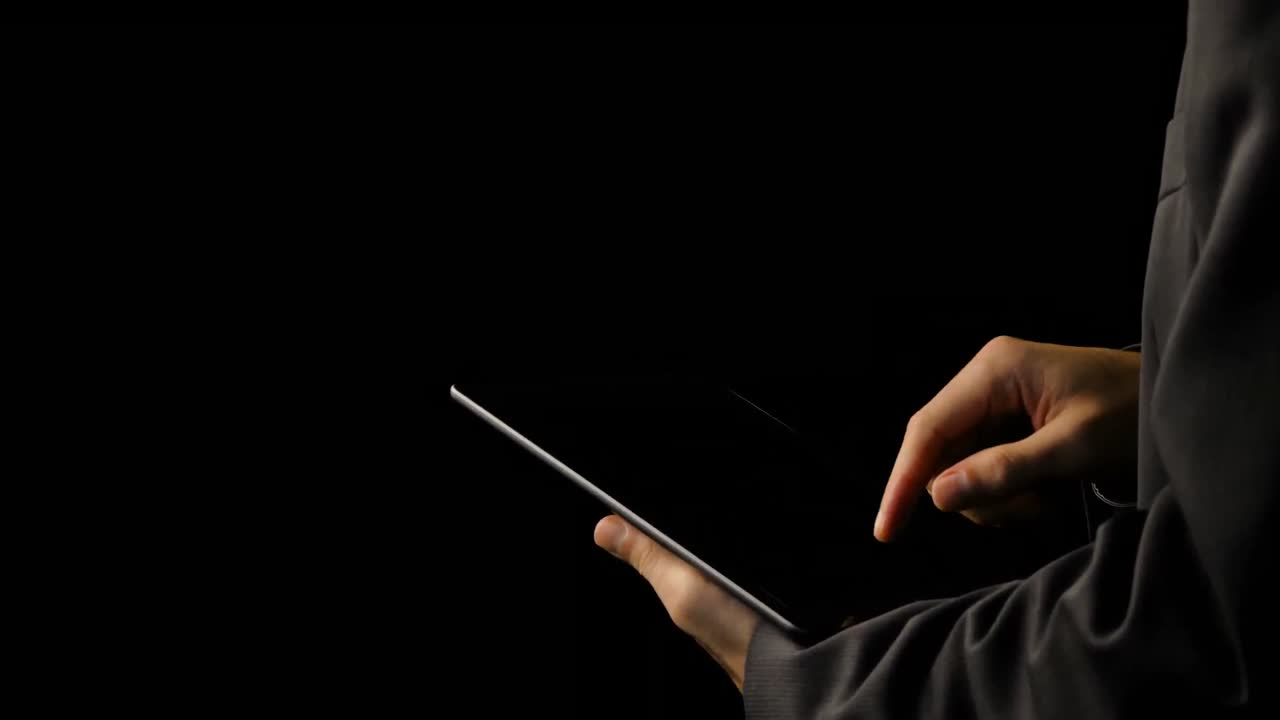 Mani di uomini d'affari che usano il tablet