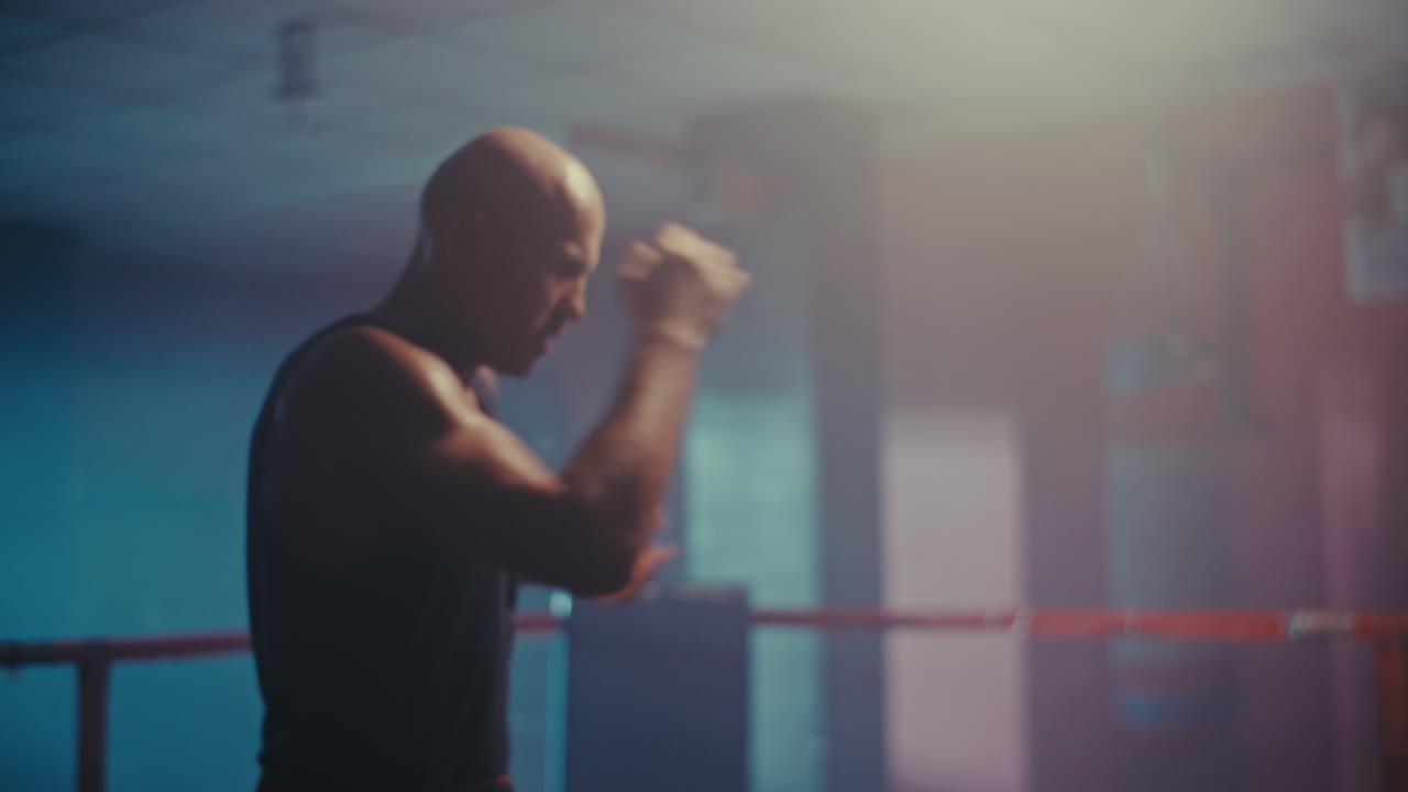 남자 권투 선수 권투 링에서 훈련