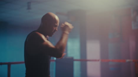entrenamiento de boxeador masculino en el ring de boxeo