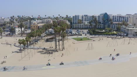 Luftschwenk-über-Die-Strandbesucher-Von-Santa-Monica-An-Einem-Sonnigen-Sommermorgen