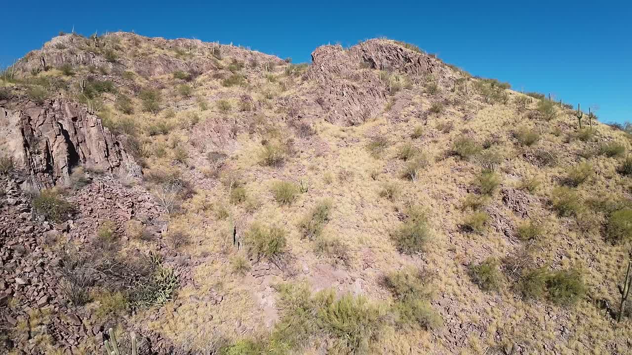 drone vuela hasta una montaña del desierto