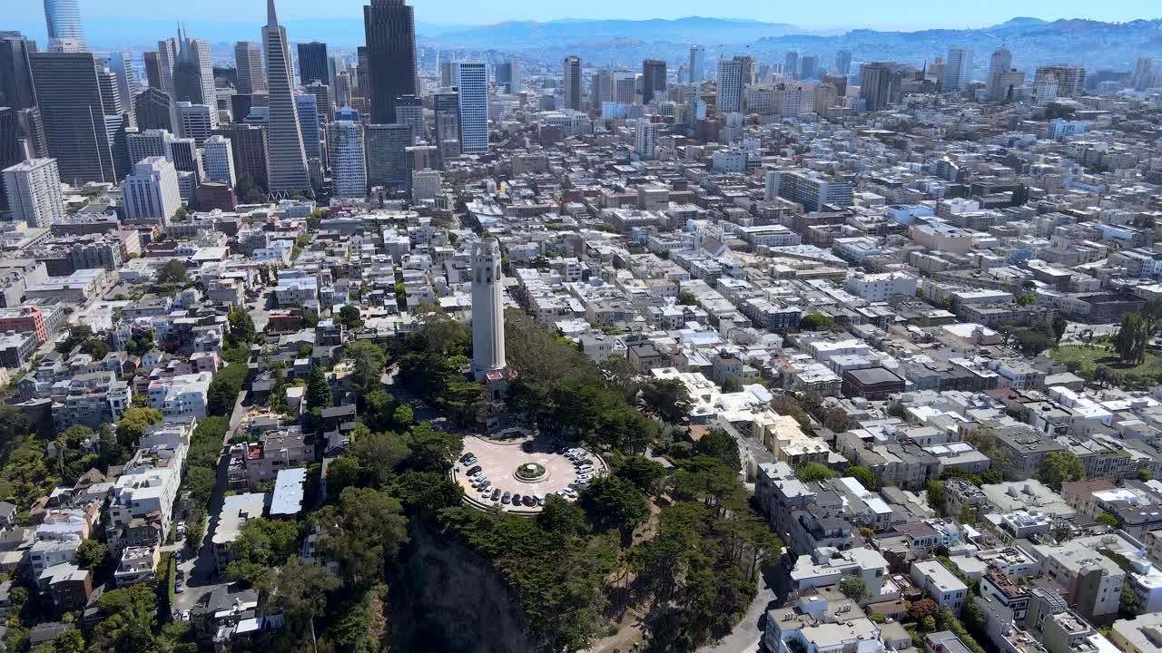 샌프란시스코의 도시 그리드를 내려다보는 코이트 타워의 드론 영상