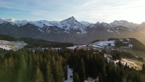 Amden-Wesen-Schweiz-Sonnenuntergang,-Während-Sie-In-Richtung-Dorf-Fliegen