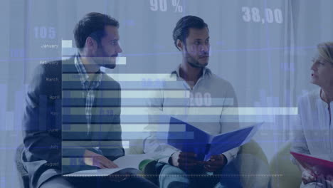 animación de gráficos con números cambiantes sobre diversos compañeros de trabajo discutiendo informes en la oficina
