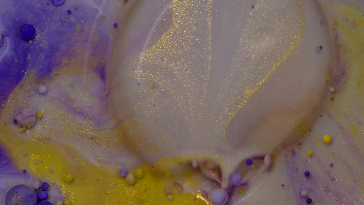 빛나는 생생한 색이 표면에 흐르는 추상적인 다채로운 페인트 거품,  뷰, 클로즈업, 매크로 촬영, 4k uhd 비디오, 움직이는 색상.