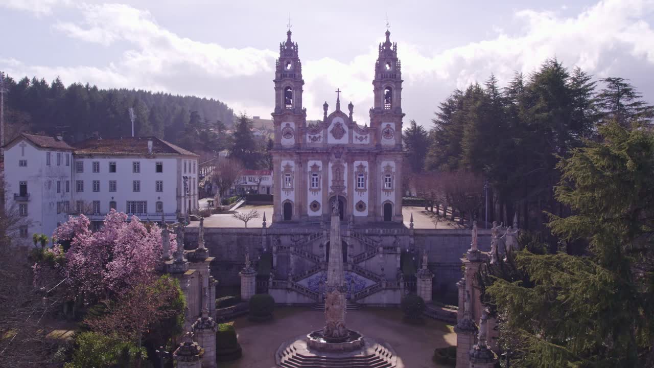 Baglæns flyvning ved Santuário de Nossa Senhora dos Remédios Lamego i dagtimerne, luftfoto.